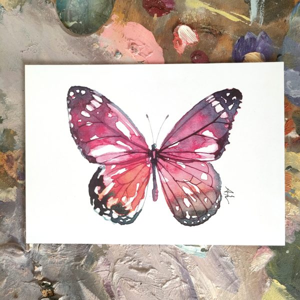 Postal con impresión de ilustración en acuarela de mariposa magenta por Azahar Giner
