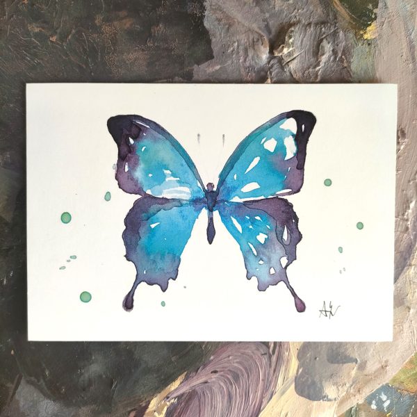 Postal con impresión de ilustración en acuarela de mariposa azul por Azahar Giner